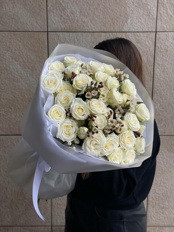 Букет с белыми кустовыми розами, артикул F1386905 - 8500 рублей, доставка по городу. Flawery - доставка цветов