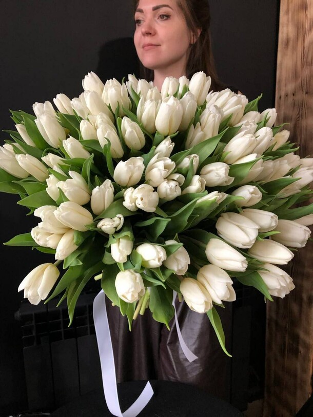 101 белый тюльпан на ленте, артикул F1387903 - 19950 рублей, доставка по городу. Flawery - доставка цветов