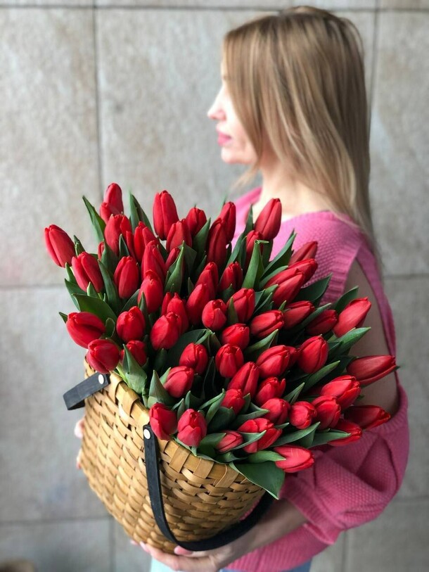 51 красный тюльпан в корзине, артикул F1387905 - 14750 рублей, доставка по городу. Flawery - доставка цветов