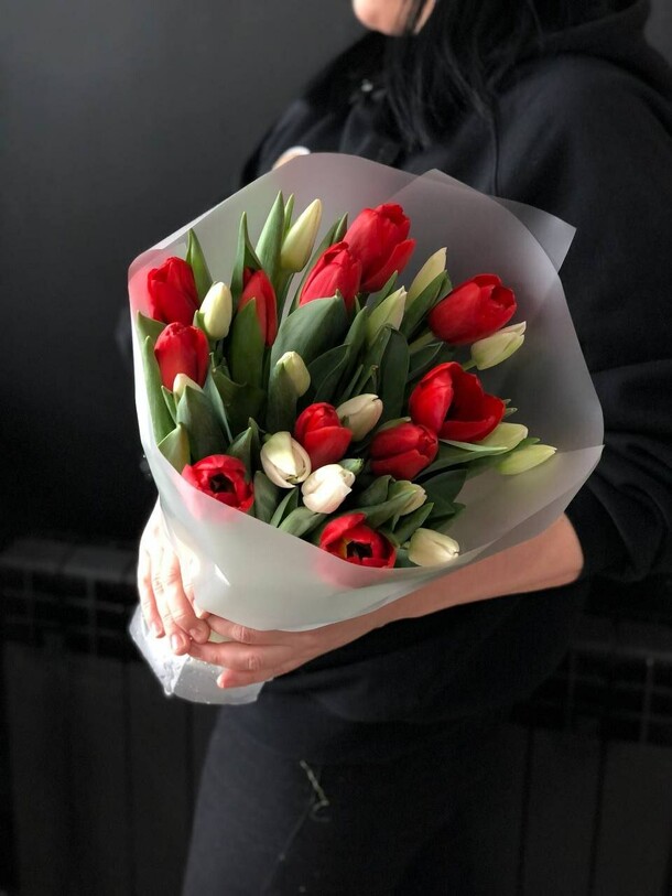 25 тюльпанов в упаковке, артикул F1387993 - 5900 рублей, доставка по городу. Flawery - доставка цветов