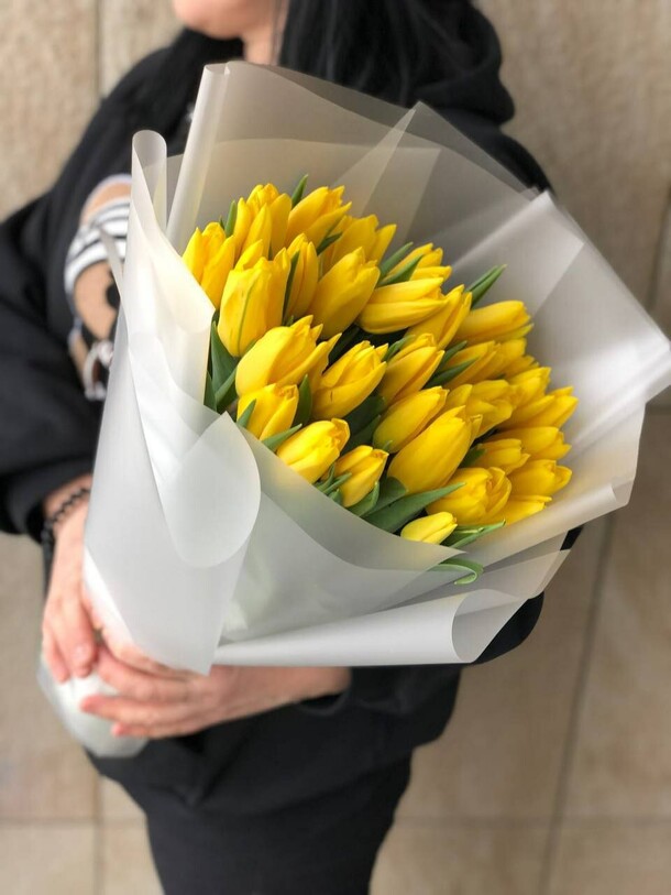 35 желтый тюльпан в упаковке, артикул F1388009 - 7400 рублей, доставка по городу. Flawery - доставка цветов