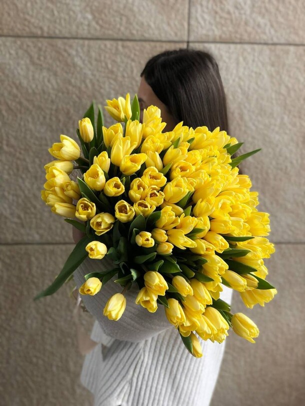 101 желтый тюльпан в ленту, артикул F1388019 - 19800 рублей, доставка по городу. Flawery - доставка цветов