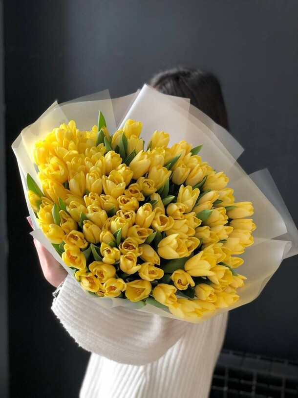 101 желтый тюльпан в упаковке, артикул F1388037 - 21500 рублей, доставка по городу. Flawery - доставка цветов