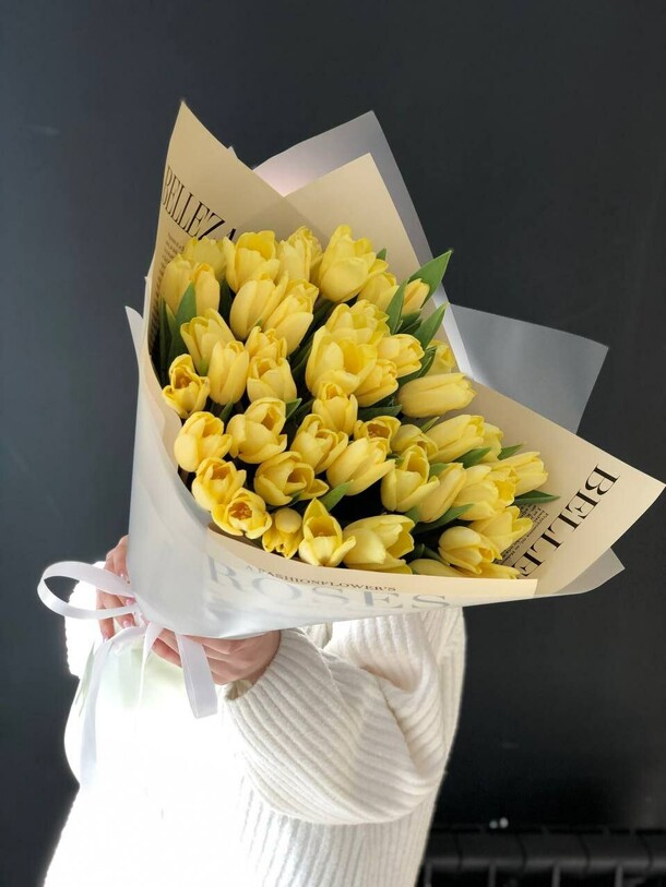 51 желтый тюльпан в оформлении, артикул F1388044 - 12500 рублей, доставка по городу. Flawery - доставка цветов