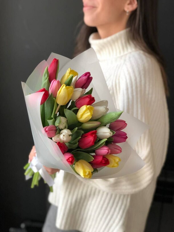 25 тюльпанов микс в упаковке, артикул F1388050 - 5900 рублей, доставка по городу. Flawery - доставка цветов
