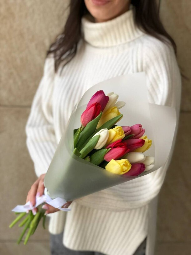 15 тюльпанов микс в упаковке, артикул F1388056 - 4100 рублей, доставка по городу. Flawery - доставка цветов
