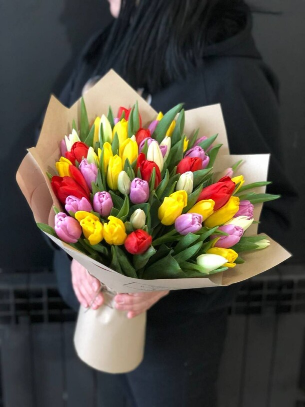 51 тюльпан микс в упаковке, артикул F1388406 - 12300 рублей, доставка по городу. Flawery - доставка цветов
