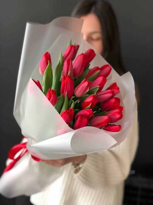 25 красных тюльпанов в упаковке, артикул F1388537 - 6000 рублей, доставка по городу. Flawery - доставка цветов