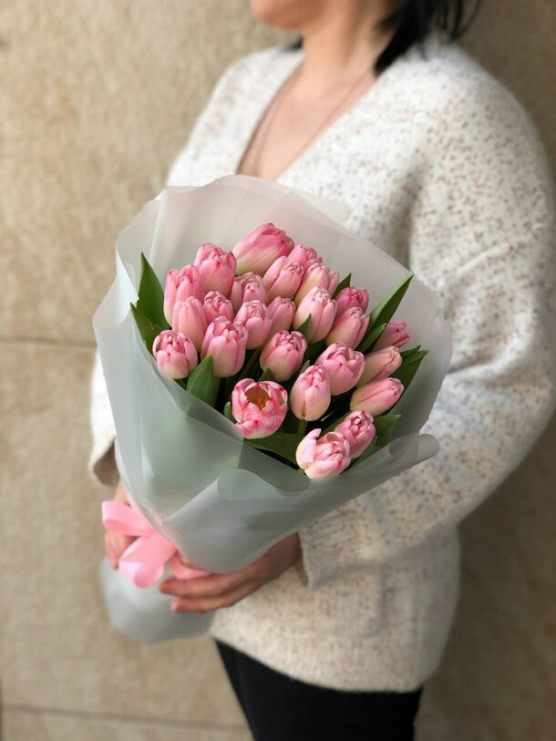 25 розовых тюльпанов в упаковке, артикул F1388561 - 7900 рублей, доставка по городу. Flawery - доставка цветов