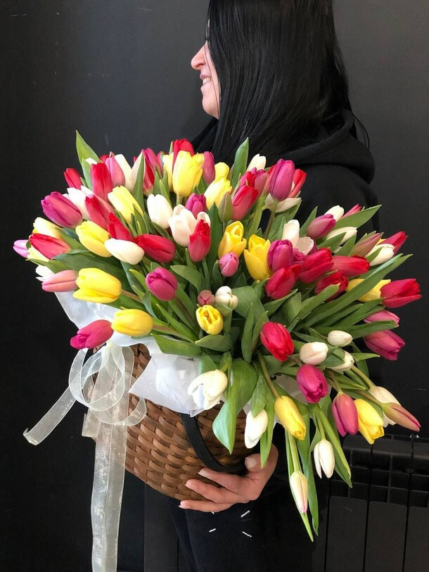 101 микс тюльпанов в корзине, артикул F1388563 - 25000 рублей, доставка по городу. Flawery - доставка цветов