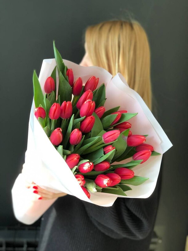 31 красный тюльпан в упаковке, артикул F1388588 - 7300 рублей, доставка по городу. Flawery - доставка цветов