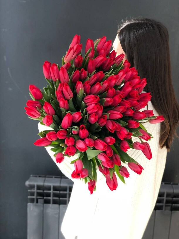 101 красный тюльпан на ленте, артикул F1388607 - 21800 рублей, доставка по городу. Flawery - доставка цветов