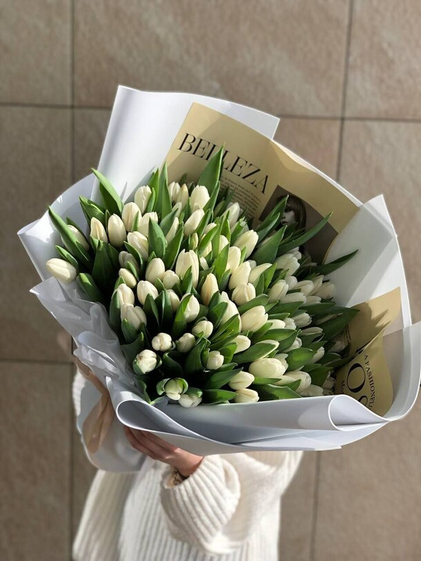 101 белый тюльпан в стильной упаковке, артикул F1388623 - 21600 рублей, доставка по городу. Flawery - доставка цветов