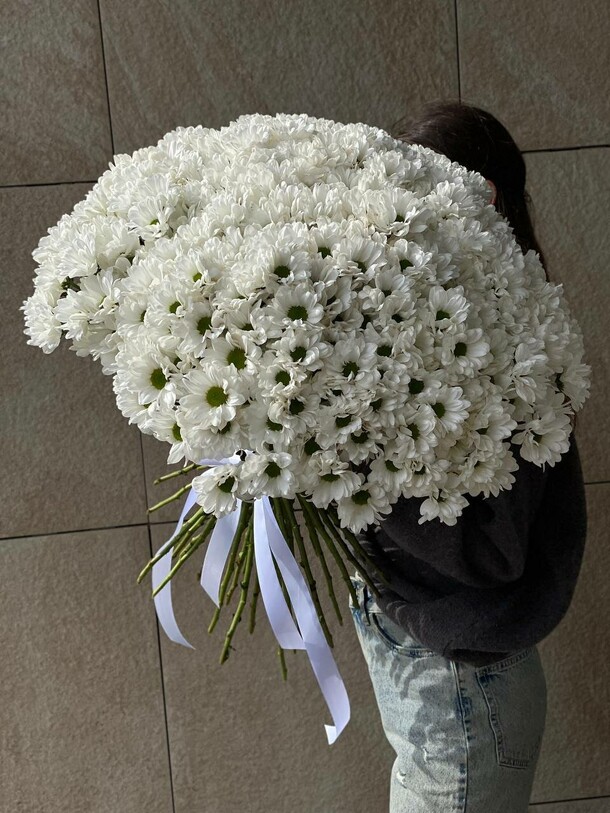 Букет из 55 ромашковых хризантем, артикул F1395045 - 23550 рублей, доставка по городу. Flawery - доставка цветов