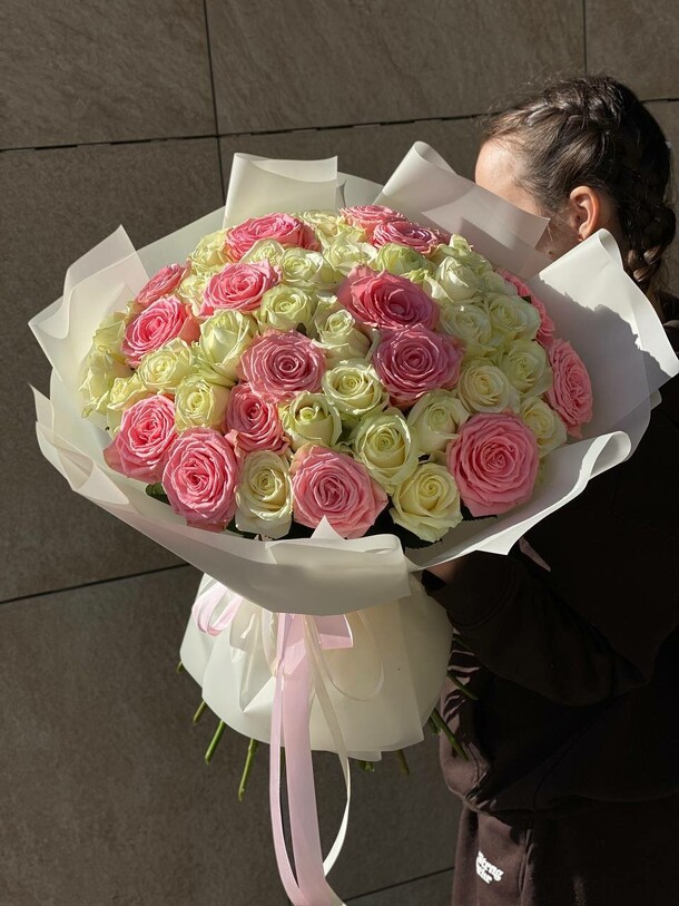 51 бело-розовая роза, артикул F1396411 - 18950 рублей, доставка по городу. Flawery - доставка цветов