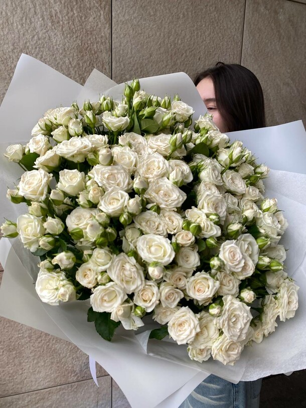 Букет белых кустовых роз, артикул F1433550 - 15900 рублей, доставка по городу. Flawery - доставка цветов