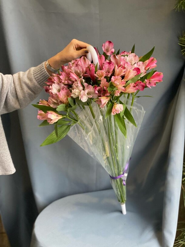 Альстромерия в зонтике, артикул F1491931 - 6800 рублей, доставка по городу. Flawery - доставка цветов