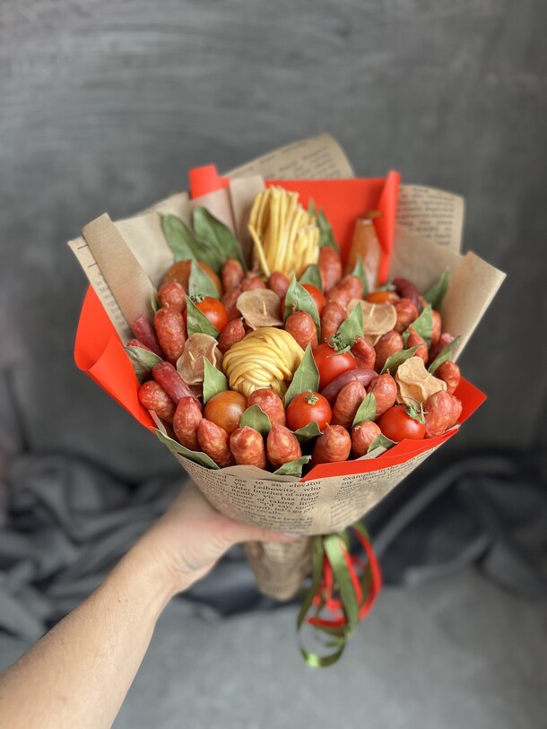 Букет с колбасками и сыром, артикул F1401401 - 3000 рублей, доставка по городу. Flawery - доставка цветов