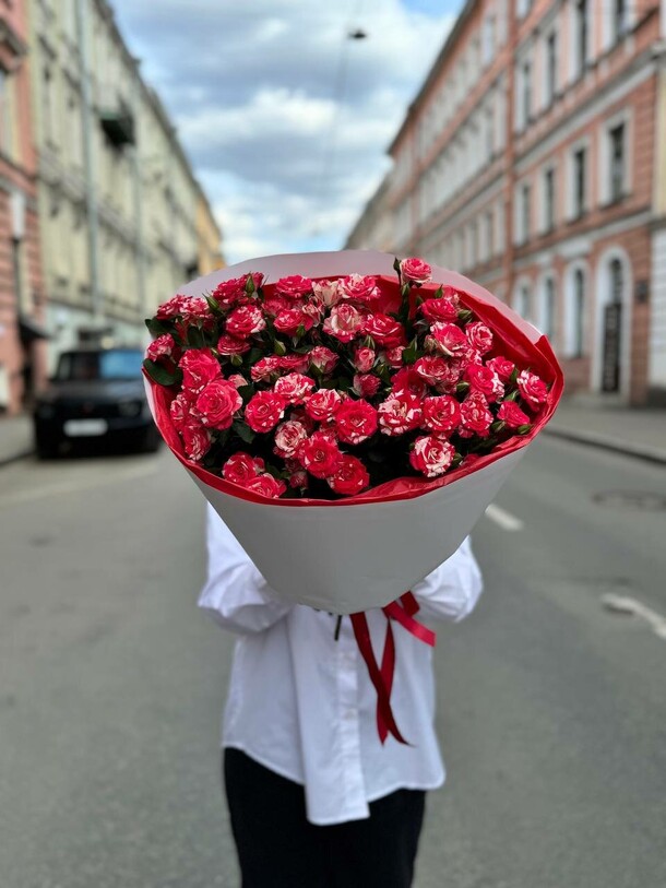 Букет кустовых роз, артикул F1405253 - 4800 рублей, доставка по городу. Flawery - доставка цветов