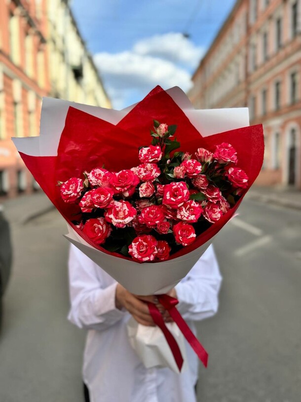 Яркий букет из кустовых роз, артикул F1405264 - 3500 рублей, доставка по городу. Flawery - доставка цветов