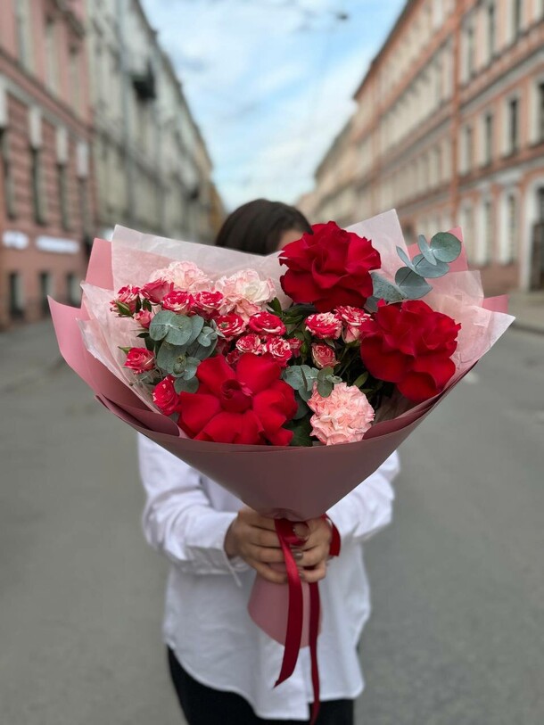 Букет роз и диантусов, артикул F1405268 - 4500 рублей, доставка по городу. Flawery - доставка цветов