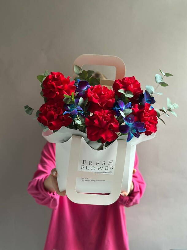 Французские розы с синими орхидеями, артикул F1445466 - 3900 рублей, доставка по городу. Flawery - доставка цветов