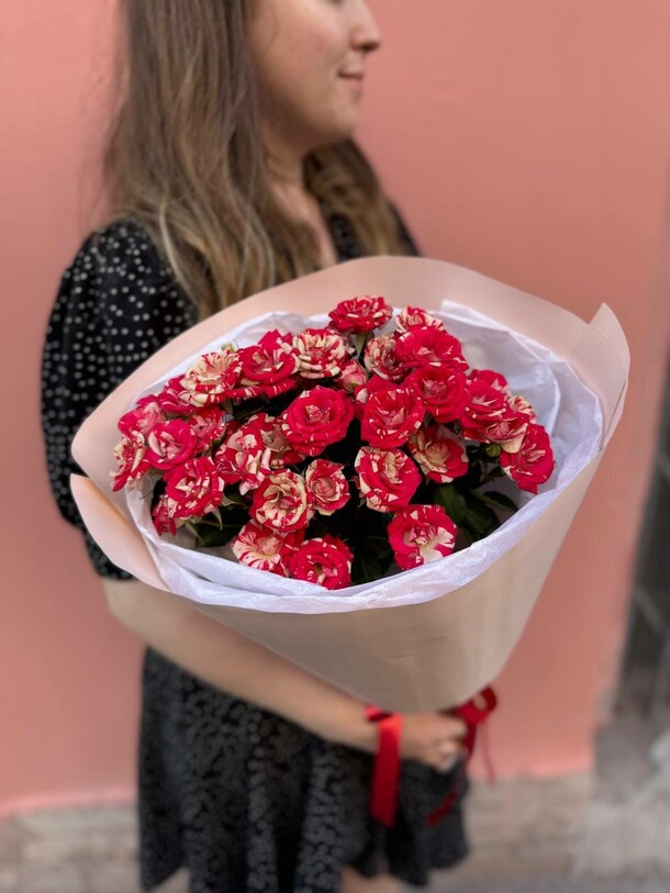 Букет из красных кустовых роз, артикул F1448308 - 3700 рублей, доставка по городу. Flawery - доставка цветов