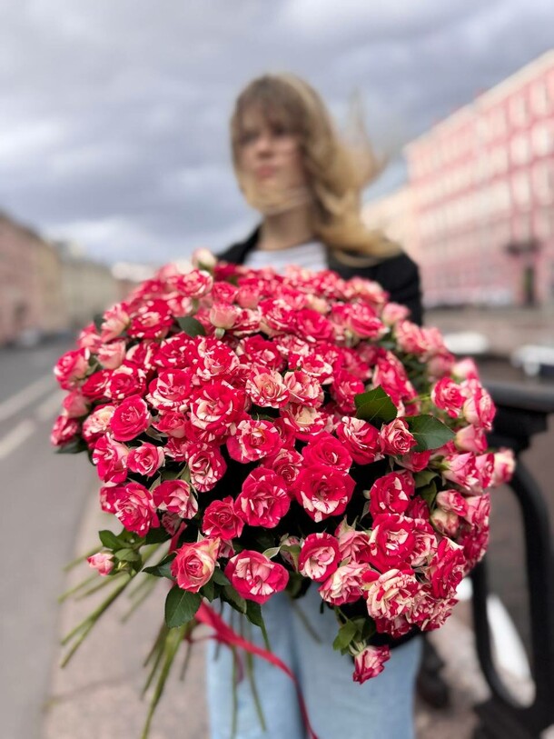 Большой букет кустовых роз, артикул F1448349 - 14400 рублей, доставка по городу. Flawery - доставка цветов