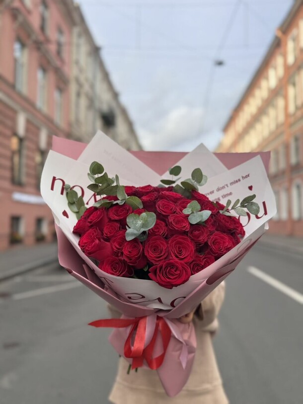 Букет из 51 розы с эвкалиптом, артикул F1491476 - 9500 рублей, доставка по городу. Flawery - доставка цветов