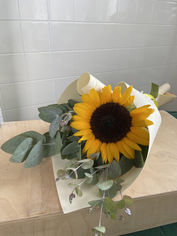 Букет с подсолнухом, артикул F1213081 - 2285 рублей, доставка по городу. Flawery - доставка цветов