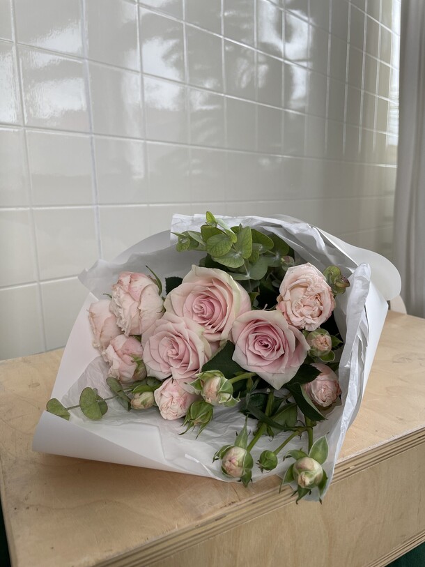 Букет из кустовой розы, артикул F1213084 - 2790 рублей, доставка по городу. Flawery - доставка цветов