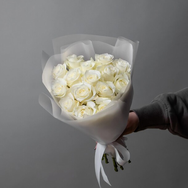 Букет из 15 белых роз, артикул F1219977 - 2000 рублей, доставка по городу. Flawery - доставка цветов