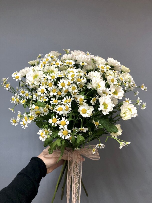 Букет с танацетумом и сантини, артикул F1225216 - 2075 рублей, доставка по городу. Flawery - доставка цветов