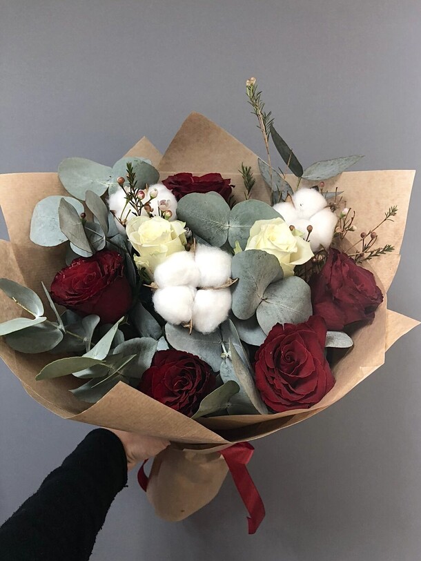 Букет из розы и хлопка, артикул F1225733 - 2400 рублей, доставка по городу. Flawery - доставка цветов