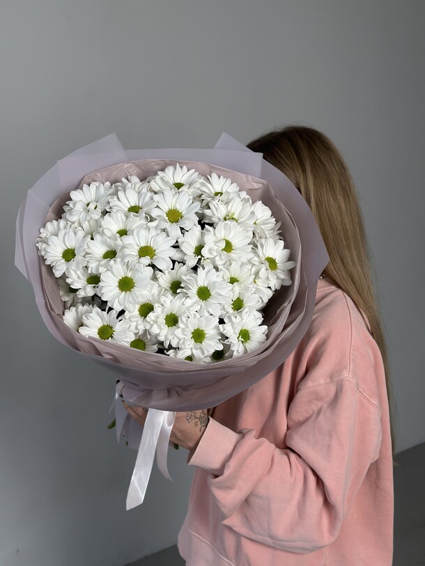 Букет из 7 хризантем «ромашек» в стильном оформлении, артикул F1239073 - 2430 рублей, доставка по городу. Flawery - доставка цветов