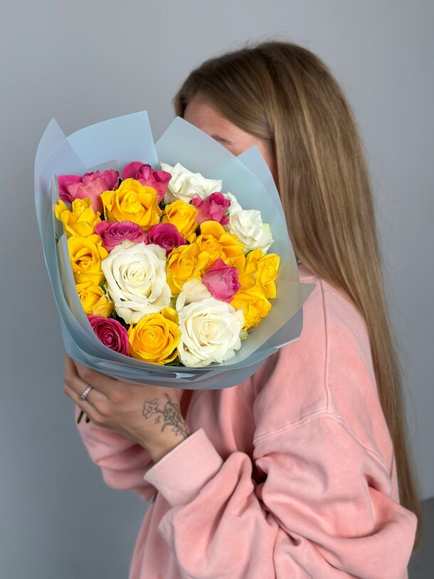 21 разноцветная роза, артикул F1239077 - 2830 рублей, доставка по городу. Flawery - доставка цветов