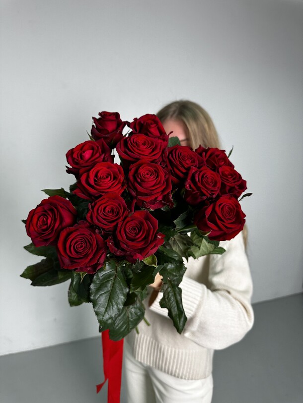 Букет из 15 красных премиум роз, артикул F1239078 - 5400 рублей, доставка по городу. Flawery - доставка цветов