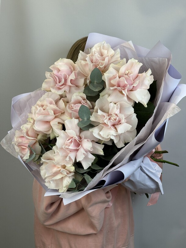 9 французских роз с эвкалиптом, артикул F1240884 - 6350 рублей, доставка по городу. Flawery - доставка цветов