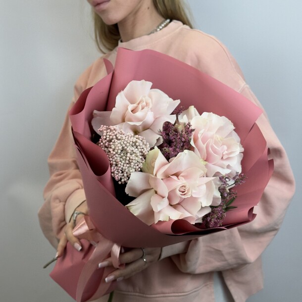 Букет-комплимент с французскими розами, артикул F1294235 - 2380 рублей, доставка по городу. Flawery - доставка цветов