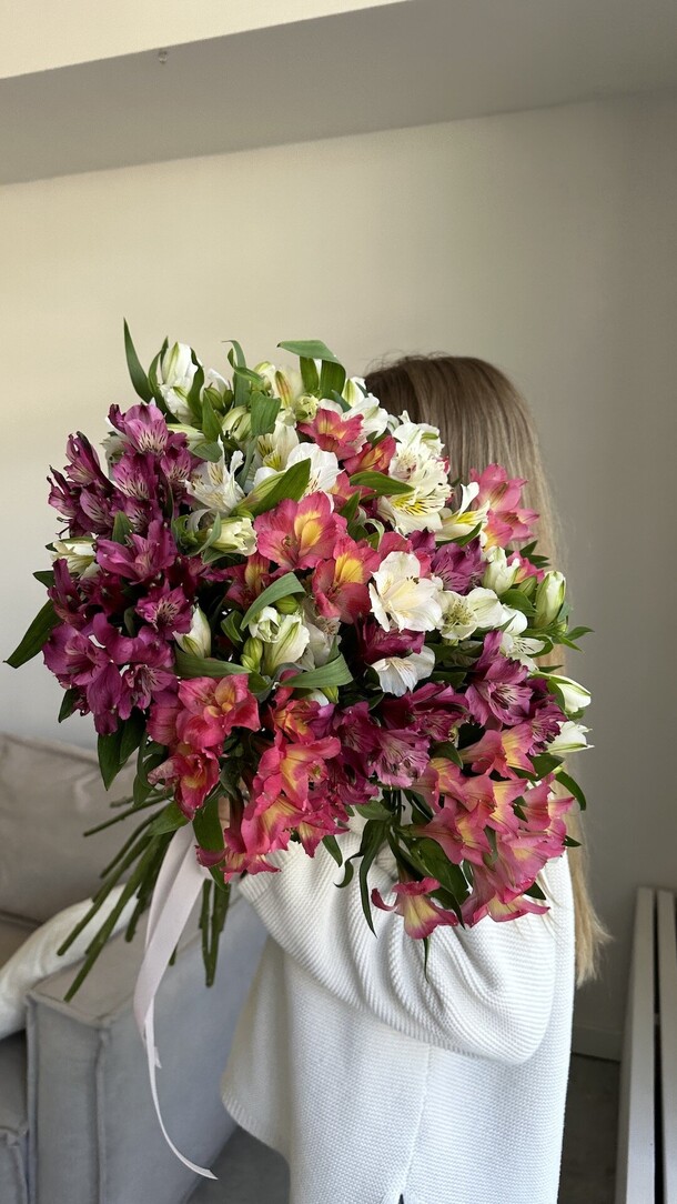 25 разноцветной альстромерии, артикул F1294480 - 6500 рублей, доставка по городу. Flawery - доставка цветов