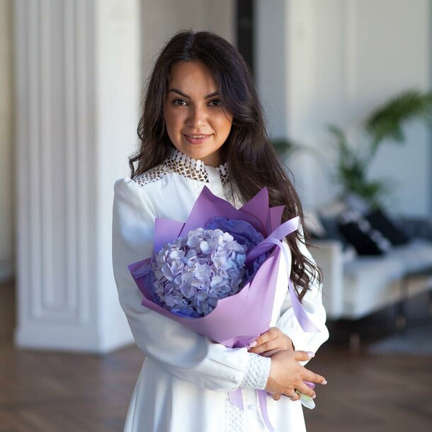 Букет комплимент из гортензии в упаковке, артикул F1298035 - 1080 рублей, доставка по городу. Flawery - доставка цветов