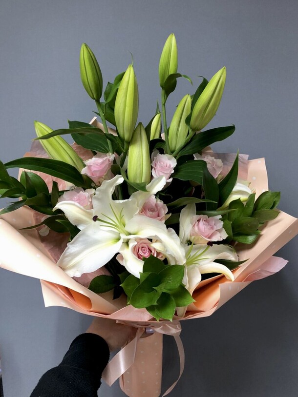 Букет с лилией, артикул F1346384 - 3590 рублей, доставка по городу. Flawery - доставка цветов