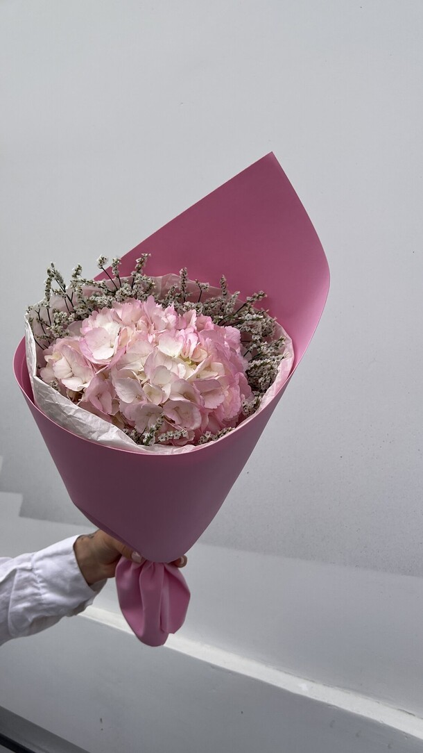 Букет комплимент с розовой гортензией, артикул F1346389 - 1650 рублей, доставка по городу. Flawery - доставка цветов