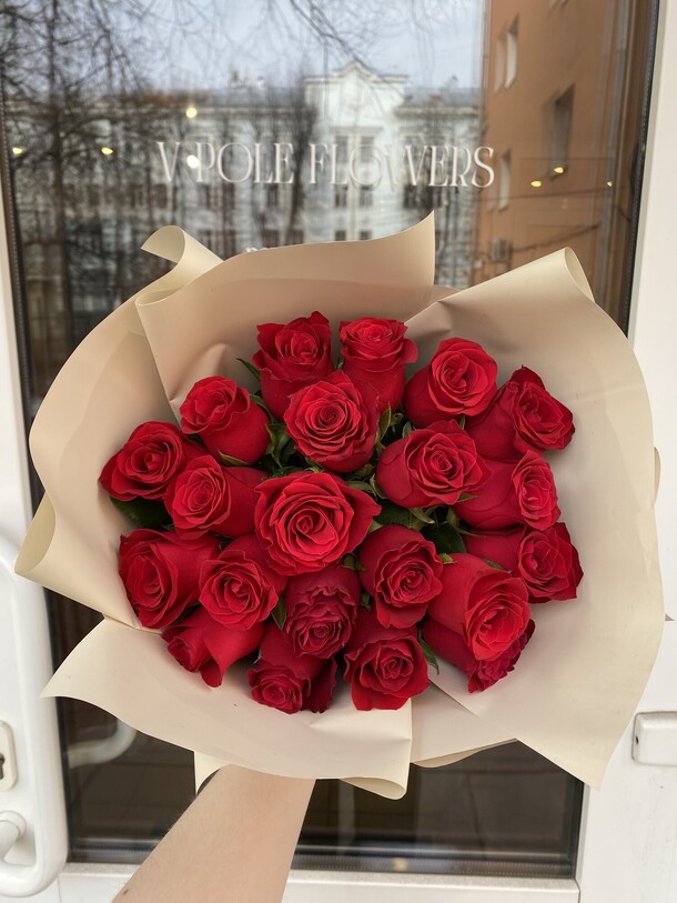 Моно букет из красных роз, артикул F1401654 - 2690 рублей, доставка по городу. Flawery - доставка цветов