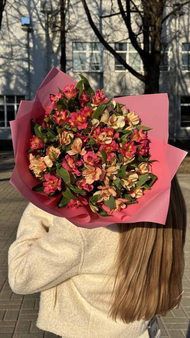 Моно букет из альстромерии 9шт, артикул F1407257 - 2600 рублей, доставка по городу. Flawery - доставка цветов