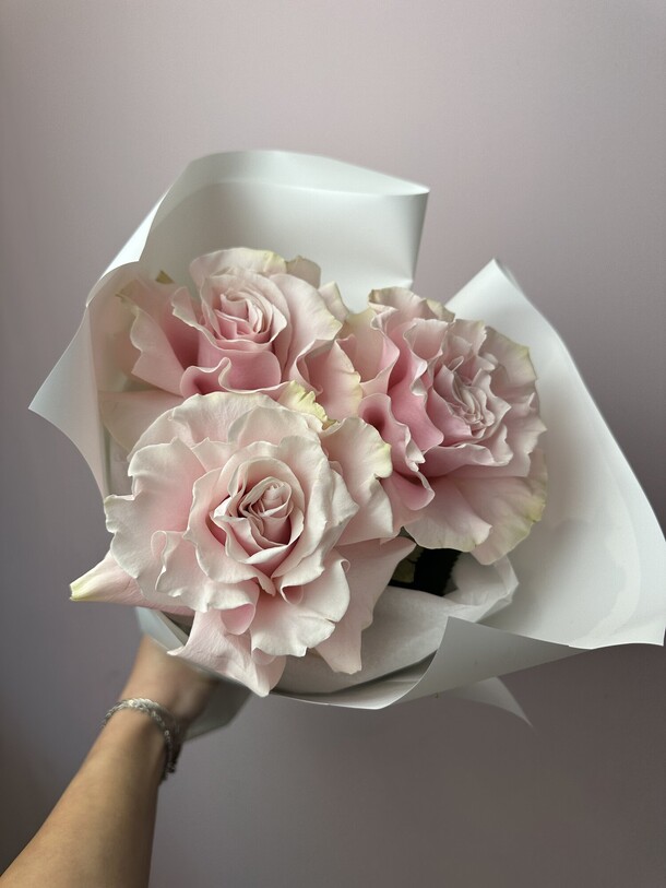 Комплимент букет из французских роз, артикул F1407812 - 1750 рублей, доставка по городу. Flawery - доставка цветов