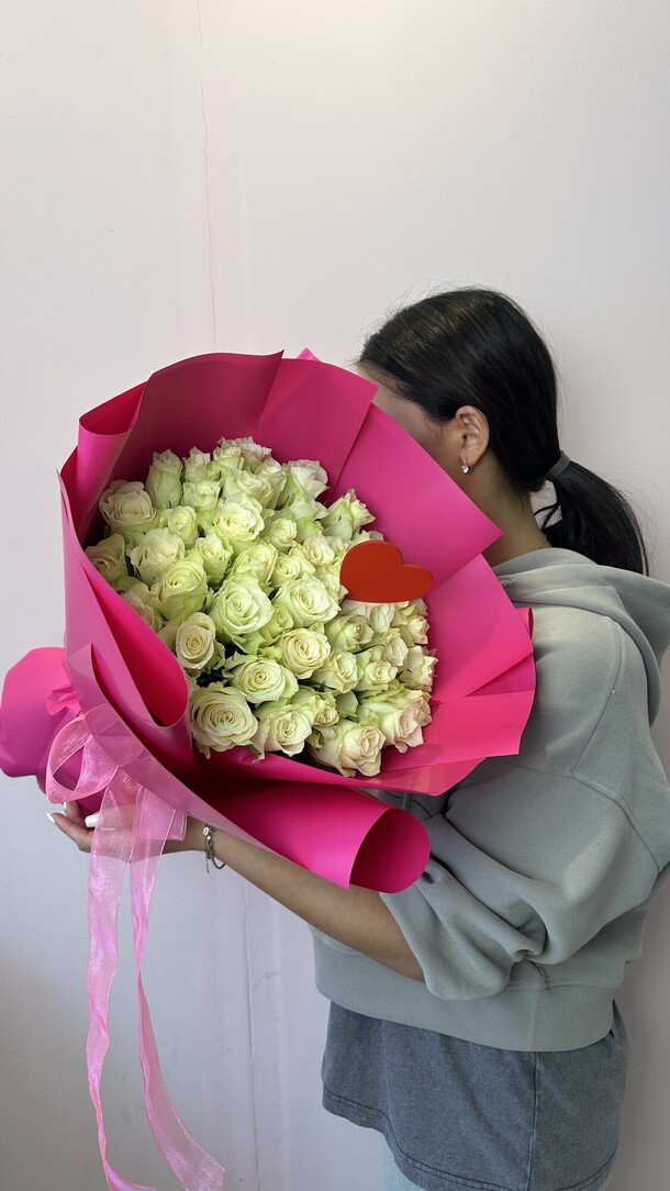 Моно букет из белых роз 51, артикул F1409216 - 6260 рублей, доставка по городу. Flawery - доставка цветов