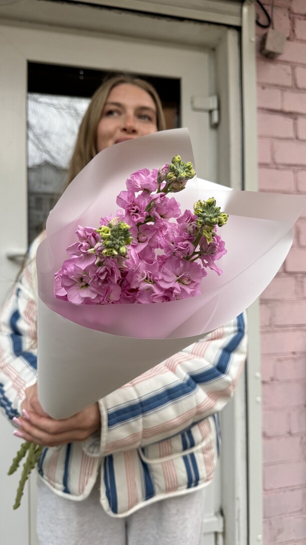 Моно букет из маттиолы, артикул F1409459 - 1575 рублей, доставка по городу. Flawery - доставка цветов