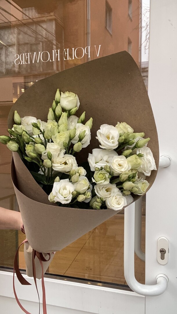 Моно букет из белой эустомы в крафте, артикул F1409668 - 3150 рублей, доставка по городу. Flawery - доставка цветов