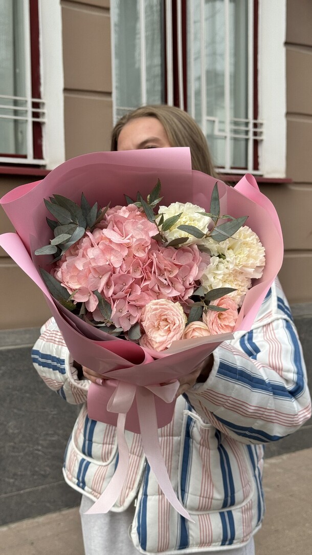 Сборный букет с розовой гортензией, белой гвоздикой, артикул F1409686 - 3000 рублей, доставка по городу. Flawery - доставка цветов